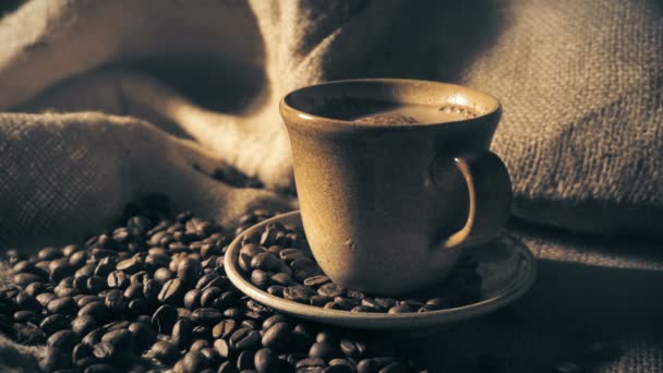 taza de café y granos de café - Metraje, vídeo