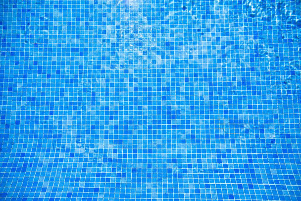 вода и голубая плитка в бассейне
 - Фото, изображение