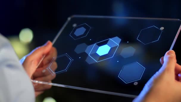 manos celebración de la tableta PC con proyecciones virtuales
 - Metraje, vídeo