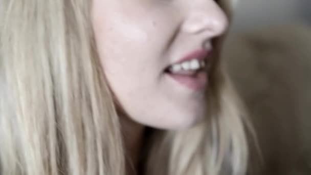 Blondynka rzuca winogrona w ustach i ssie wesoło zbliżenie - Materiał filmowy, wideo
