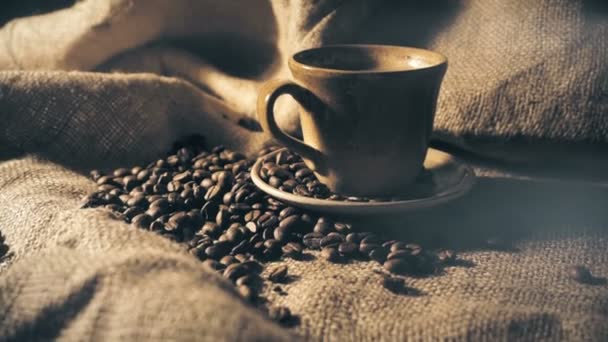 Kávécsésze és kávébab - Felvétel, videó