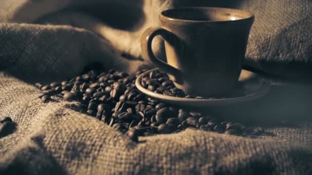 Кофейная чашка и кофейные зерна - Кадры, видео