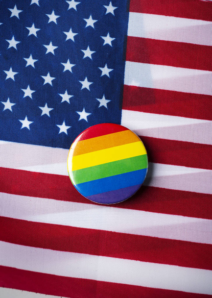 bandera del arco iris y bandera de los Estados Unidos
 - Foto, Imagen