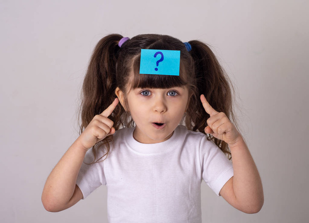 Κοριτσάκι που κρατάει αυτοκόλλητο με ερώτηση - Φωτογραφία, εικόνα