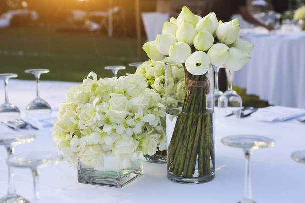 Table de mariage salle à manger avec lotus blanc
  - Photo, image