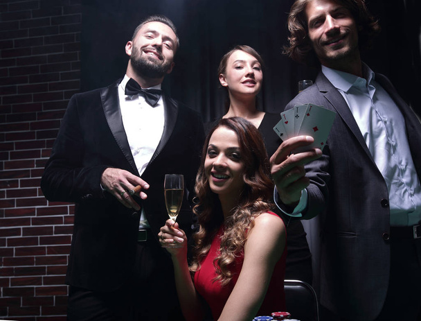 Négy ember, pirítás pezsgővel a kaszinó rulett - Fotó, kép