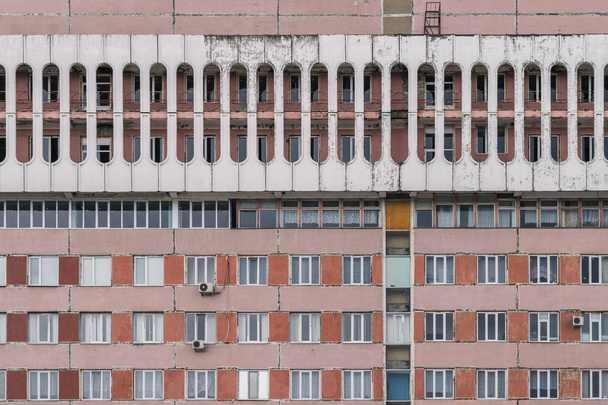 Kırmızı ve beyaz tuğla bina bir Sovyet döneminin silindir şekilleri - Fotoğraf, Görsel