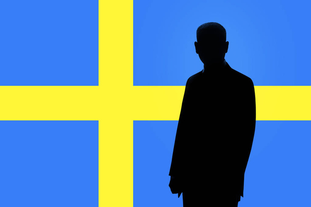 Silhouet van zakenman op de achtergrond van de Zweedse vlag. Silhouet van een man, met ruimte voor tekst. - Foto, afbeelding