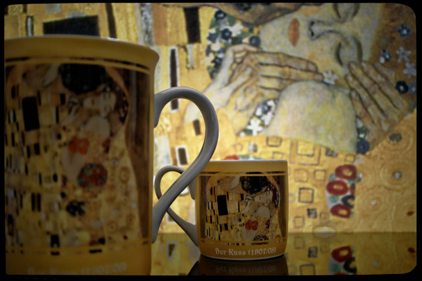 Tazze su un tavolo da cucina, riflessione, Bacio, stile Klimt
 - Foto, immagini
