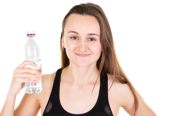 Ευτυχισμένη γυναίκα αθλήτρια κορίτσι πίνει ποζάρει με μπουκάλι νερό - Φωτογραφία, εικόνα