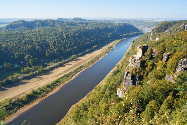 Vista desde la roca de Bastei en las montañas de arenisca del Elba en el río Elba cerca de Rathen
 - Foto, imagen