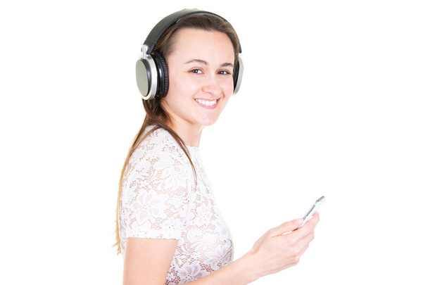 joven mujer sonriente con auriculares y teléfono móvil
 - Foto, imagen