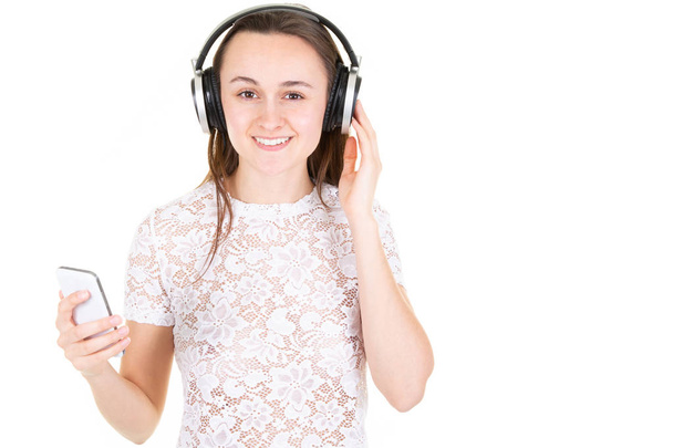 Έφηβο κορίτσι να ακούτε μουσική με τα ακουστικά - Φωτογραφία, εικόνα