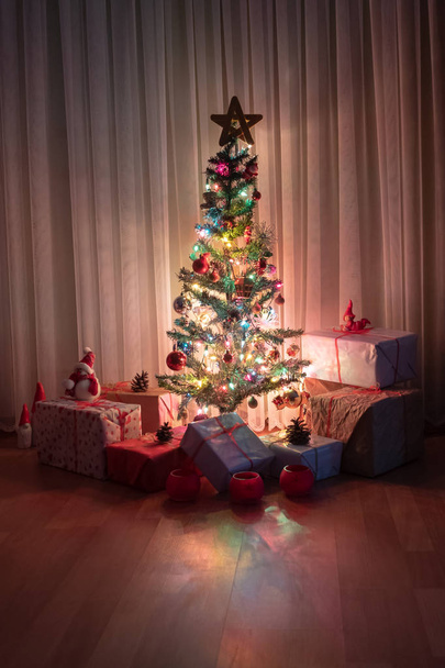 ギフト ・ クリスマス コンセプトとクリスマス ツリー - 写真・画像