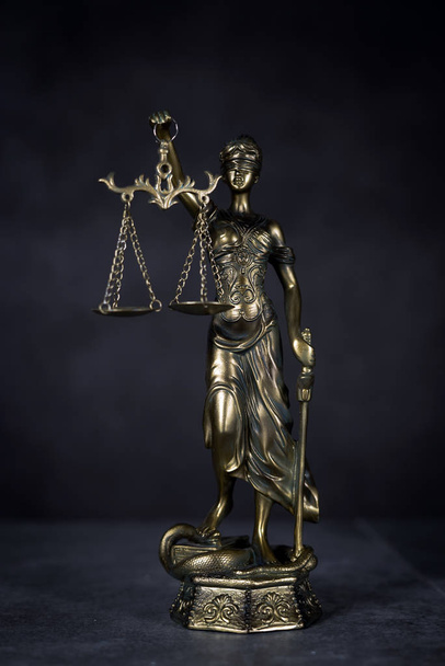 Skulptur der blinden Themis mit leeren Waagen, mythologische griechische Göttin, Symbol der Gerechtigkeit - Foto, Bild