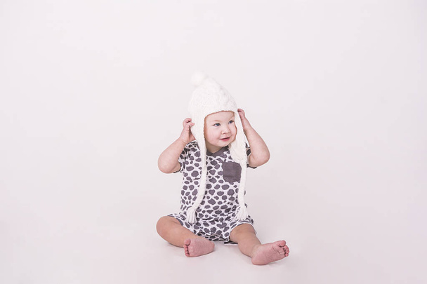 pequena criança em um chapéu em um fundo branco
  - Foto, Imagem