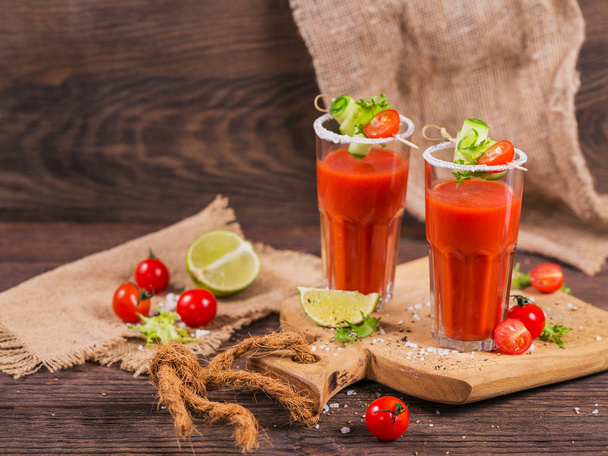 Two glasses of fresh organic tomato juice decorated with raw tom - Foto, immagini