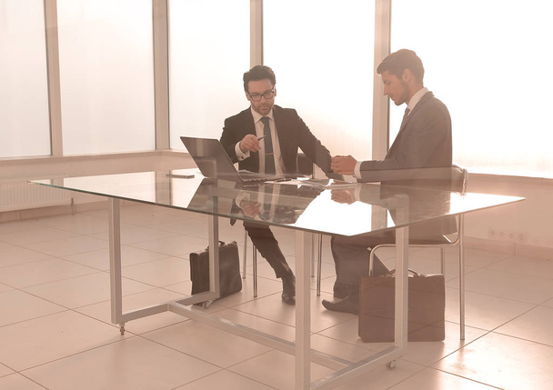 business people talk at a meeting in the office - Foto, Imagen