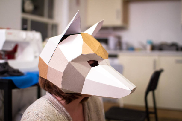 Жінка носить маску для лисиць
 - Фото, зображення