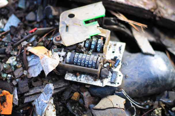 Σπασμένο συνιστώσες του ένα μηχάνημα ψέμα στο έδαφος - Φωτογραφία, εικόνα