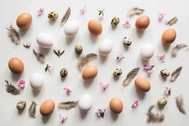 Fresh flowers, organic white and brown eggs on white. Abstract pattern. Eggs and food pattern. - Fotografie, Obrázek