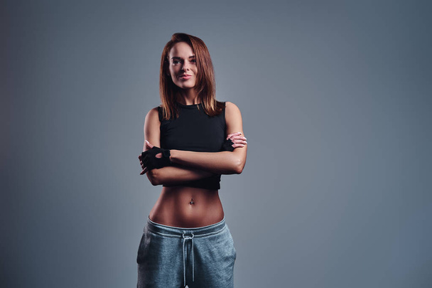 Femme de fitness confiante portant des vêtements de sport posant les bras croisés
. - Photo, image