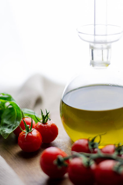 Cherry tomatoes with oil and basil - Foto, Imagen