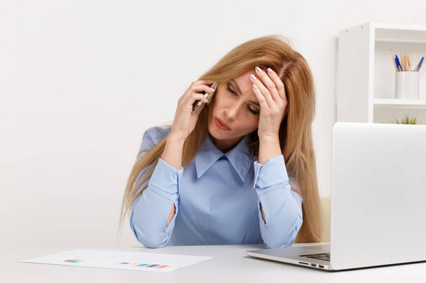 Портрет втомленої офісної жінки, що працює за комп'ютером. Проблема з телефоном
. - Фото, зображення