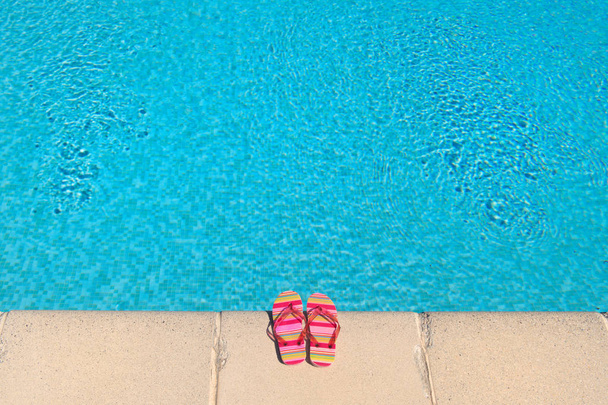 Chinelos na piscina
 - Foto, Imagem