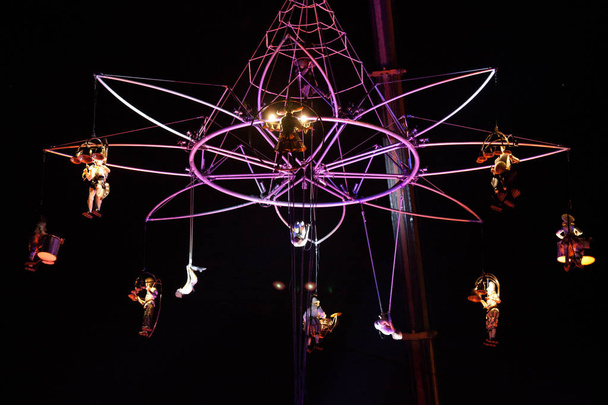 Performance nocturne d'acrobates, Kiev, Ukraine - Photo, image