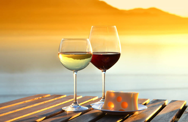 Вином і сиром на терасі виноградник, у регіоні Lavaux, Swi - Фото, зображення
