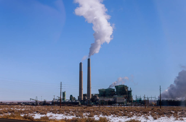 Промислова електростанція з димом
 - Фото, зображення