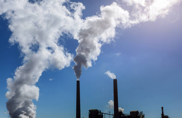 Вугільні електростанції під блакитним небом білі хмари
 - Фото, зображення
