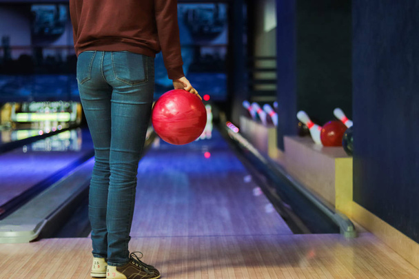 Mulher no clube de bowling está jogando bola
 - Foto, Imagem