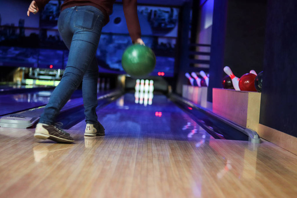 Kobieta w klubie bowling jest rzucanie piłki - Zdjęcie, obraz