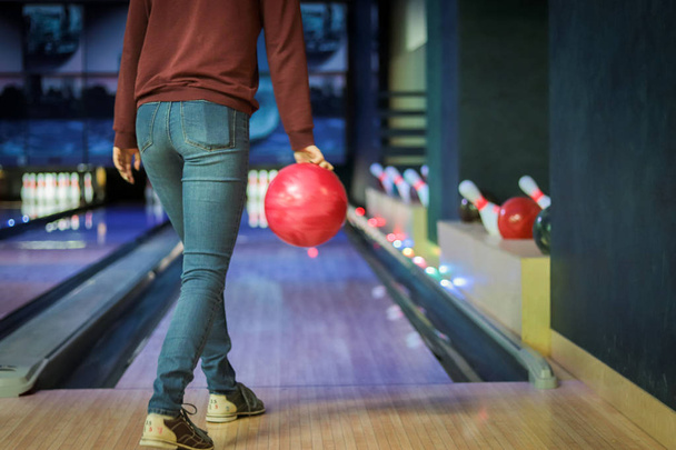 Vrouw in club voor bowling is bal gooien - Foto, afbeelding