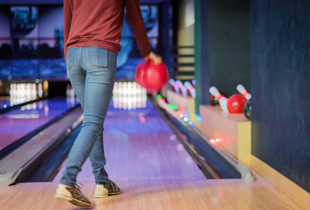 Woman in club for bowling is throwing ball - Fotoğraf, Görsel