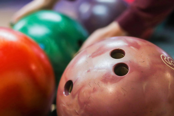 Közelről egy csoportja színes bowling golyó, a klub - Fotó, kép