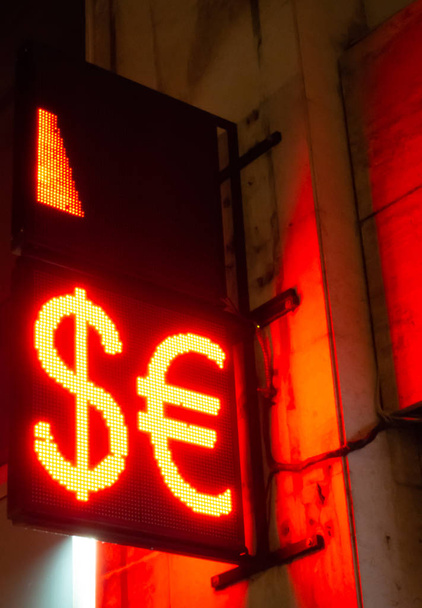 Λαμπερό ΑΝΟΙΚΤΩΝ δολαρίου-ευρώ στον δρόμο - Φωτογραφία, εικόνα