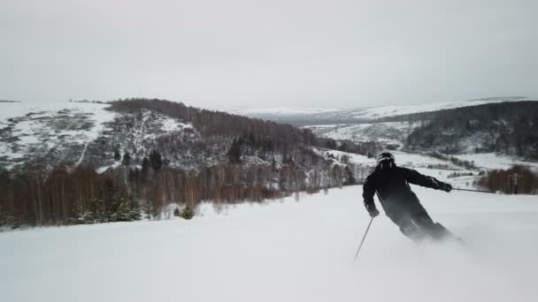 O esquiador desfruta de um clima idílico perfeito no dia de inverno para recreação, esquiando pela pista fresca
 - Filmagem, Vídeo