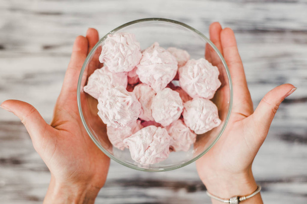 Roze marshmallow in een kom  - Foto, afbeelding