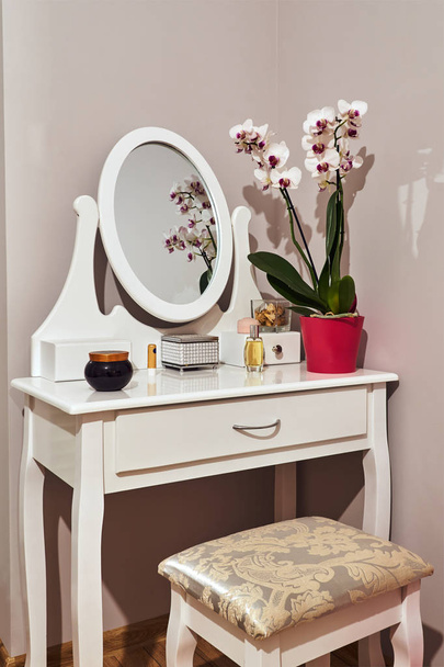 Tavolo bianco con specchio e mazzo di fiori
 - Foto, immagini