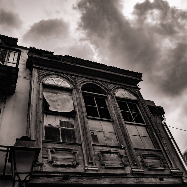 Extraña vieja casa abandonada - nubes de tormenta asomando por encima
 - Foto, imagen