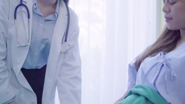Młody lekarz Asian kobieta rozmawia i trzymając rękę dla kobiet pacjenta w łóżku chory. Koncepcja medycyna, wiek, opieki zdrowotnej, psychiatra i osób. - Materiał filmowy, wideo