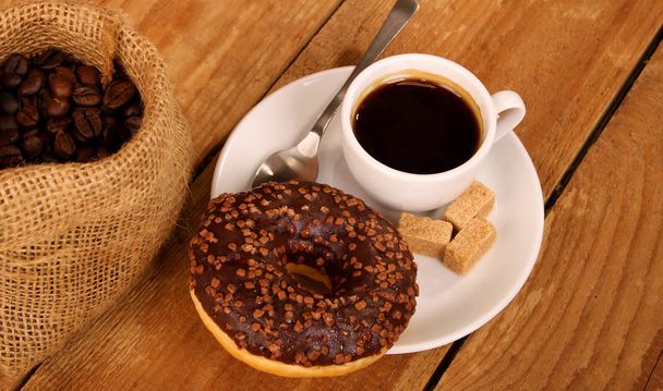 Witte koffiekopje en donuts - Foto, afbeelding