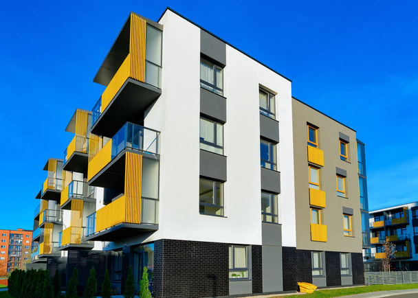 Appartement résidentiel façade architecture avec installations extérieures
 - Photo, image