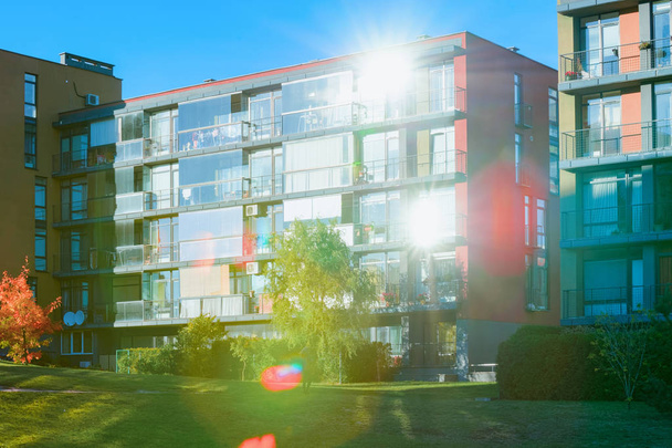 Εξοχική κατοικία με πρόσοψη αρχιτεκτονικής και εξωτερικές εγκαταστάσεις ηλιακό φως - Φωτογραφία, εικόνα