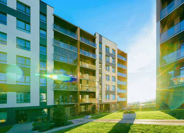 Apartman lakóház homlokzat építészet szabadtéri létesítmények napfény - Fotó, kép