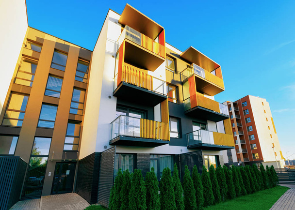 Apartamento casas de arquitectura residencial con instalaciones al aire libre
 - Foto, Imagen