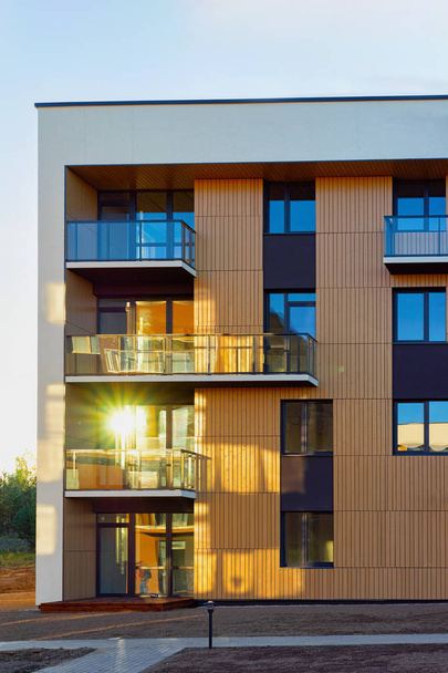 Residentieel appartementencomplex gevel architectuur en buiten faciliteiten zonlicht - Foto, afbeelding